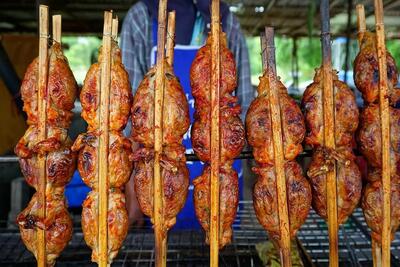  غذای چندش؛ قورباغه رو سلاخی کردن و لخت تو شکمش رو پر میکنن دختره با گریه میخوره