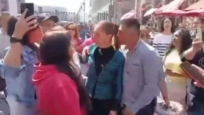  مردی ناشناس سعی کرد کلودیا شینباوم، رئیس جمهور مکزیک را در خیابان ببوسد