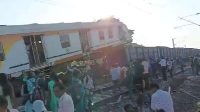  برخورد شدید یک قطار مسافربری با یک قطار باری در هند