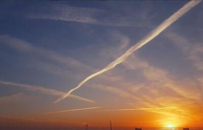 ماجرای خطوط دود عجیب در آسمان تهران چیست؟+عکس