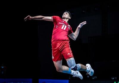  ملی پوشان والیبال با بازوبند مشکی وارد زمین می‌شوند