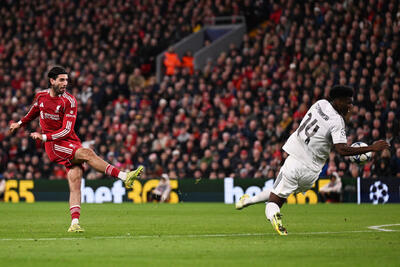  برخورد توپ به دست شوامنی؛ پنالتی لیورپول مقابل رئال مادرید سوخت؟