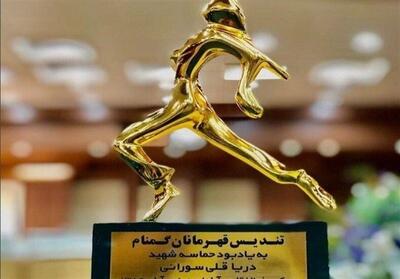  تقدیم تندیس یادبود شهید دریاقلی به خانواده شهید حاجی‌زاده - تسنیم