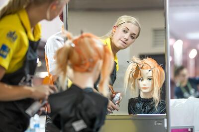  درامد رنگ مو در ماه چقدر است؟ سختی های کار رنگ مو چیست؟