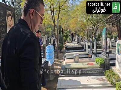  صحنه‌های احساسی از حضور پرویز برومند در مراسم نهمین سالروز درگذشت منصور پورحیدری