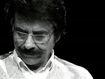  آواز دردناک علیرضا افتخاری در مراسم خاکسپاری مادرش