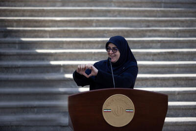  ژست خانم سخنگو در این عکس واکنش‌برانگیز شد