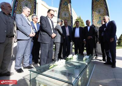  ادای احترام وزیر تعاون،کار و رفاه اجتماعی به شهید گمنام استانداری مرکزی
