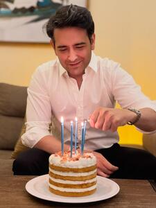  عکس/ جشن تولد ۴۳ سالگی امیرحسین آرمان با کیک خانگی | اقتصاد24