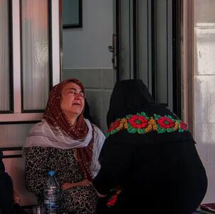  عکس/ مادر صابر کاظمی در حال سوگواری پسرش | اقتصاد24