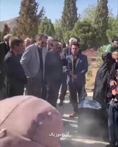  ببینید | آواز دردناک علیرضا افتخاری در مراسم خاکسپاری مادرش