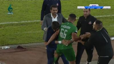  اخراج محمدجواد آزاده بازیکن شمس آذر مقابل ملوان پس از درگیری لفظی با داور