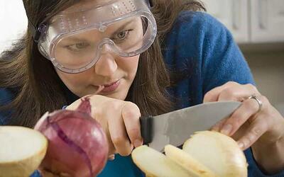  نکاتی برای اشک نریختن هنگام خرد کردن پیاز