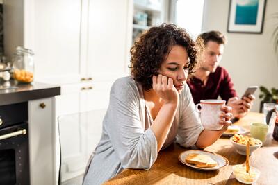  چرا بعد از غذا خسته می‌شویم؟ راز خوراکی‌های خسته‌کننده!