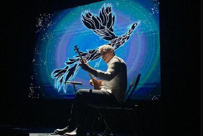  آریا عظیمی‌نژاد «عشق در گذر دوران» را در پاریس روی صحنه برد