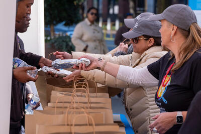  کارمندان دولت آمریکا در صف غذا؛ آشپزخانه خیریه جهانی دست‌به‌کار شد