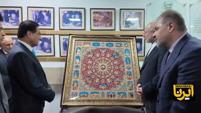  ببینید | هدیه نفیس قالیباف به رئیس مجلس پاکستان