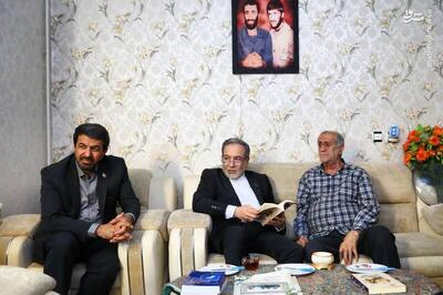  عکس/ حضور عراقچی در منزل شهیدان حاجی بابایی در همدان