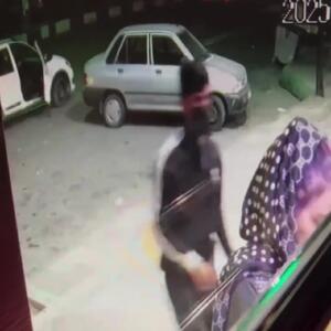  فیلم سرقت برق‌آسای موبایل دختر جوان مقابل عابربانک / سارق با خودرو پا به فرار گذاشت