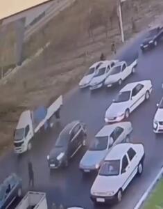  فیلم / سرقت گردنبند  در صحنه «تصادف ساختگی» در اسلامشهر / راننده: برای جبران خسارت مجبور شدم ماشینم را بفروشم  چون ...