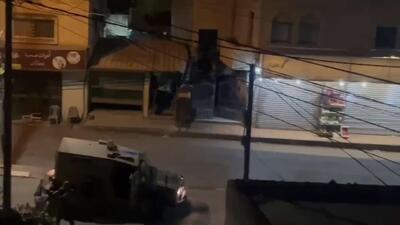  سربازان اسرائیلی در جریان درگیری‌ها در شهر بیت فوریک، در شرق نابلس، به سمت گروهی از فلسطینیان تیراندازی کردند