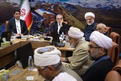  دیدار پزشکیان با جمعی از علما و روحانیون استان کردستان