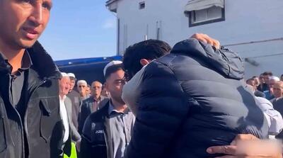  فرهاد قائمی در آغوش پدر صابر کاظمی