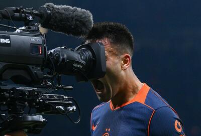  در حمایت از هم‌تیمی سابق؛ لائوتارو مارتینز و انجام خوشحالی گل اشرف حکیمی / عکس