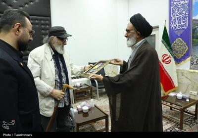  اعطای نشان فاطمی و خادمی حرم حضرت معصومه(س) به داریوش ارجمند  عکس - تسنیم