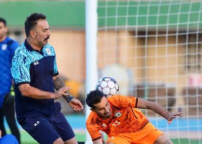  حنیف با لباس آبی به یاد دوران جوانی افتاد (عکس)