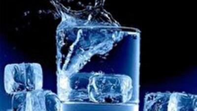  مضرات نوشیدن آب سرد برای بدن