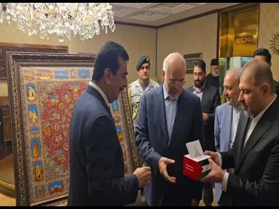  قالیباف کتاب رهبرانقلاب را به رئیس جمهور پاکستان اهدا کرد