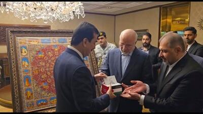  هدیه ویژه قالیباف به رئیس‌جمهور پاکستان