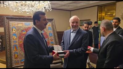  قالیباف کتاب رهبر انقلاب را به رئیس جمهور پاکستان اهدا کرد