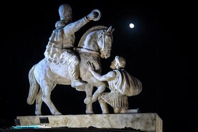  ‌ تصاویر؛ رونمایی از مجسمه «زانو زنندگان برابر ایران»