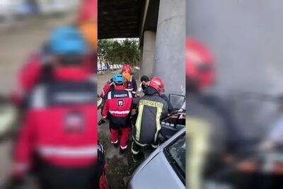  حادثه در میدان عباسپور مشهد؛ نجات معجزه‌آسای راننده از خودروی مچاله‌شده