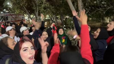  کری‌خوانی بانوان هوادار پرسپولیس برای استقلال