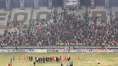  خوشحالی بازیکنان و کادرفنی فولاد با هواداران بعد از برد مقابل پیکان