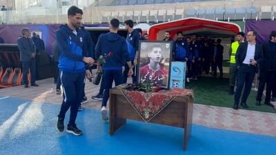  ادای احترام اعضا تیم والیبال چادرملو به مرحوم صابر کاظمی