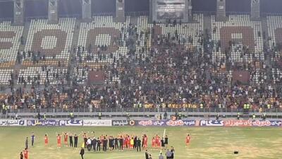  خوشحالی بازیکنان و کادرفنی فولاد با هواداران بعد از برد مقابل پیکان