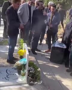  آواز علیرضا افتخاری در مراسم خاکسپاری مادرش