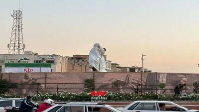  ببینید | اولین تصاویر از حاشیه مراسم رونمایی از زانو زدن پادشاه رم در میدان انقلاب تهران