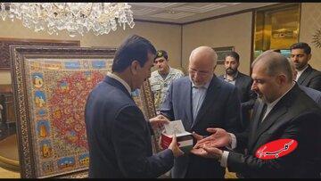  قالیباف کتاب رهبر انقلاب را به رئیس جمهور پاکستان اهدا کرد - کلبه سرگرمی