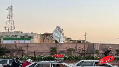  ببینید | اولین تصاویر از حاشیه مراسم رونمایی از زانو زدن پادشاه رم در میدان انقلاب تهران - کلبه سرگرمی