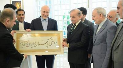 دیدار قالیباف با نخست‌ وزیر پاکستان ‌و اهدای اثر خوشنویس ایرانی - مردم سالاری آنلاین