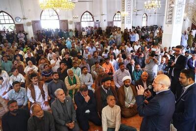  قالیباف در نماز جمعه شهر کراچی شرکت کرد