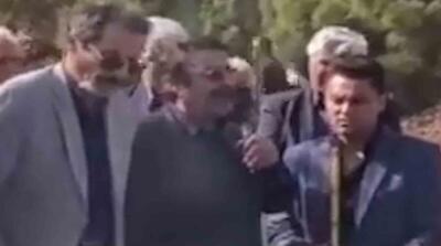  آواز علیرضا افتخاری در مراسم خاکسپاری مادرش