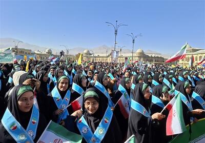  دانش‌آموزان نسل انقلاب با شعار «نسل سلمان، مثل چمران» ایستاده‌اند - تسنیم