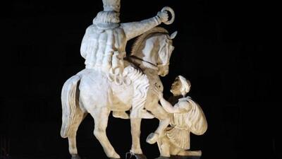  مجسمه «زانو‌زنندگان برابر ایران» در میدان انقلاب رونمایی شد