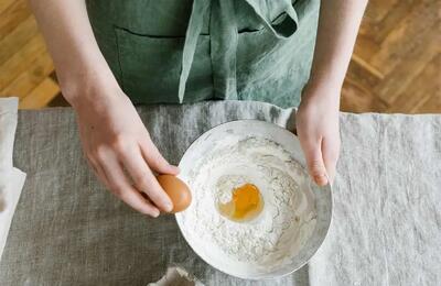  چگونه از بوی زهم تخم مرغ در کیک جلوگیری کنیم؟